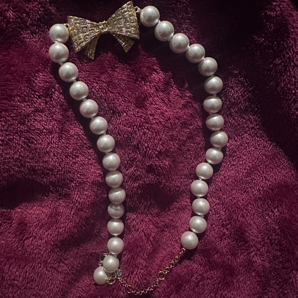 Elegant Pearl Necklace with Gold Bow